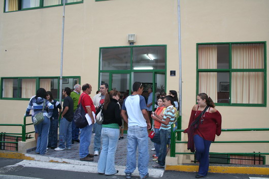 Grupo de alumnado en la puerta de la residencia en Vallehermoso.